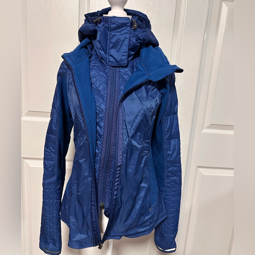 Lululemon Run: Bundle jacket Limitless Blue, Size 8 - Picture 5 of 6